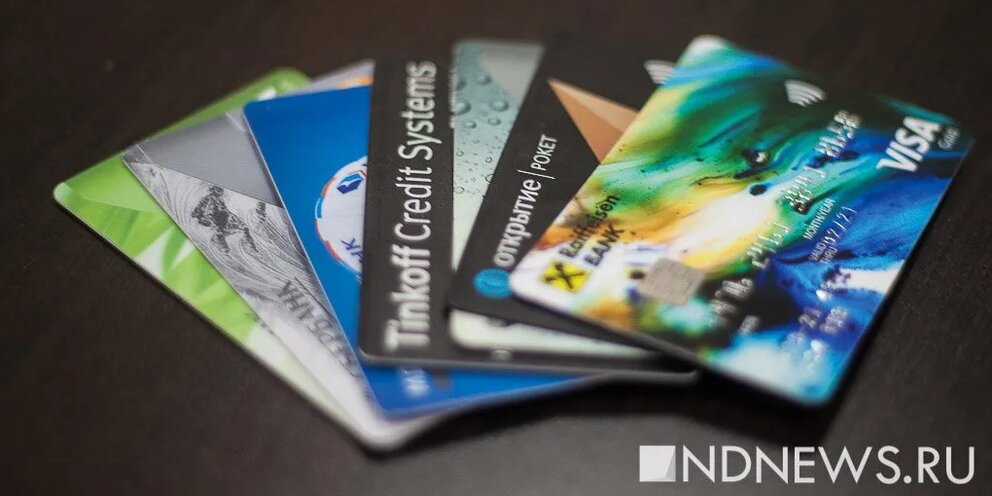 банковская карта с двух сторон. карточки кредитные с деньгами. получить кредитные карты в крыму. кредитные банковские карты. карта рнкб фото.