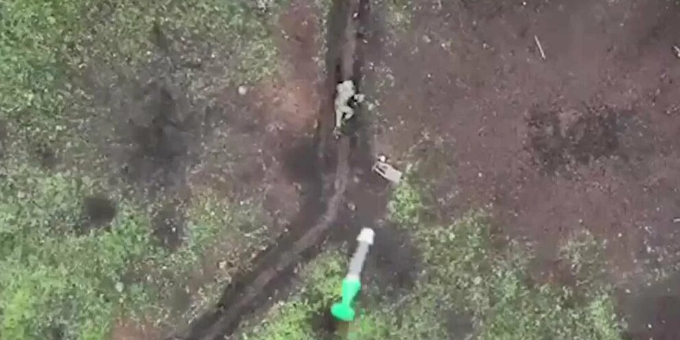 Откидывает гранаты от дрона. Украинские гранаты. Квадрокоптер с гранатой. Откидывает гранаты от дрона. Откидывает гранаты от дрона.