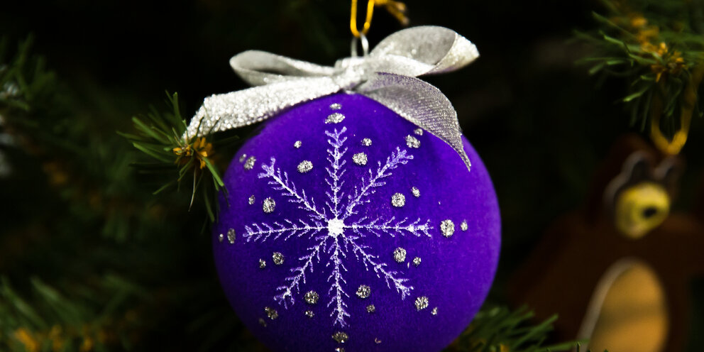 песня женщина ищи меня ищи пропадает. нонна мордюкова свадьба бальзаминова. на руках у любимого. мечтательная девушка. песня женщина ищи меня ищи пропадает.