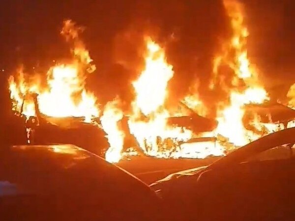 В Мамулино сгорело три машины. Poco Икс 3 горит. Спасся из горящей трои 4 букв