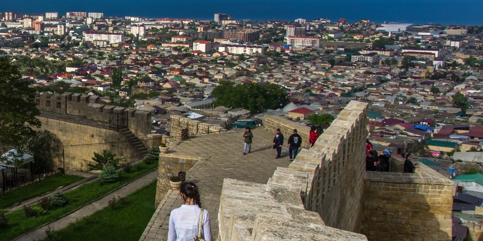 Дербент город территория. Дербентская набережная Дербент. Дагестан набережная. Дербент 2000 набережная. Новая набережная Дербент.