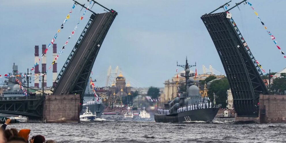 День вмф питер фото Опубликованы фото с Главного военно-морского парада в День ВМФ в Петербурге: Янд
