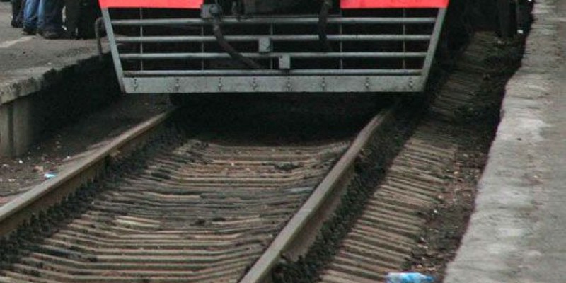 Люди в поезде. Он уже переехал. Переехали баннер. Переезд по реновации. Мужчина в квартире.