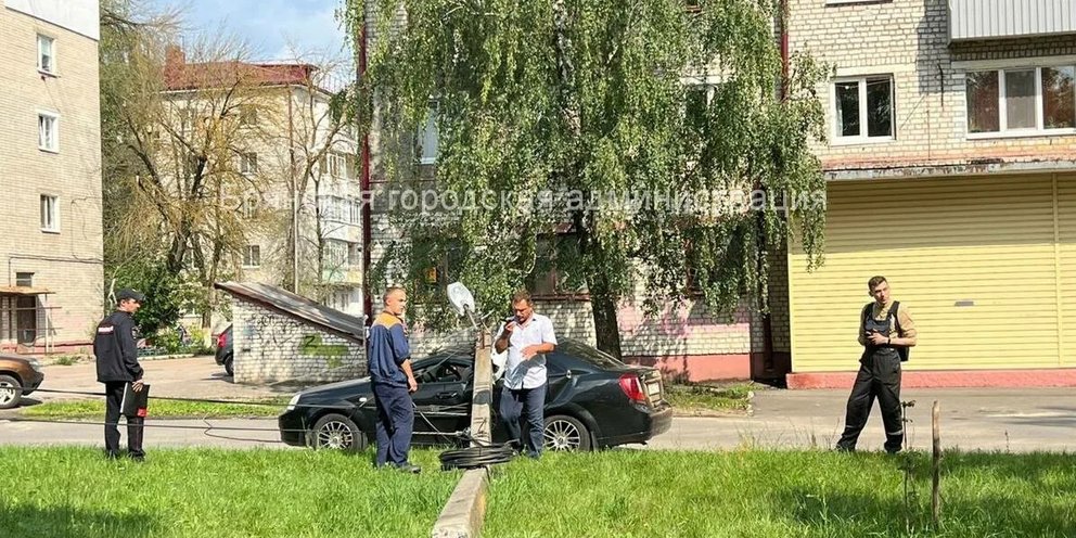 На рисунке изображены автомобиль и фонарный столб