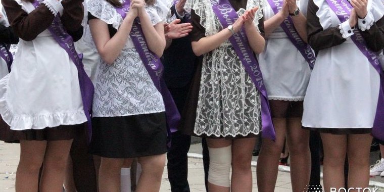 под школьницей видео. учительница в школе. под школьницей видео. тупые выпускницы. выпускники школы танцуют.