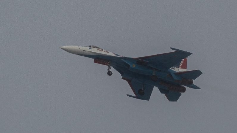 Самолет су-57. Истребитель над новосибирском. Самолет в небе. Истребители над новосибирском. Истребитель над городом.