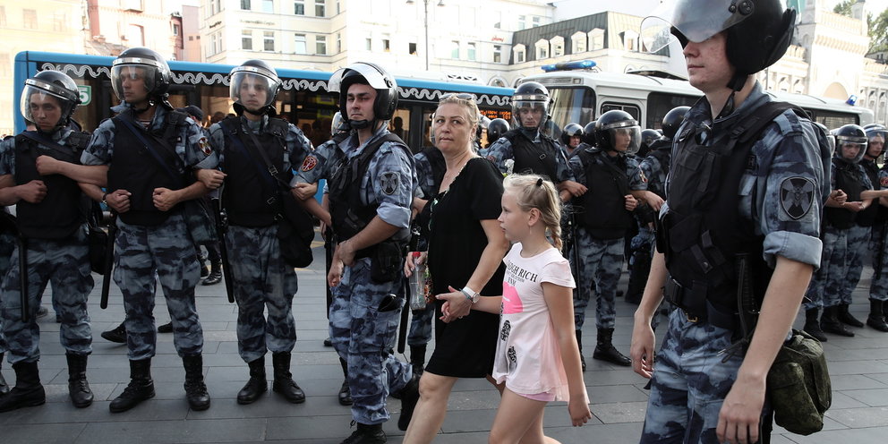 Фотосессия на асфальте для детей. 27 июля бывшие. День акилы дозоры картинки. День пяти случайных встреч. 27 июля бывшие.