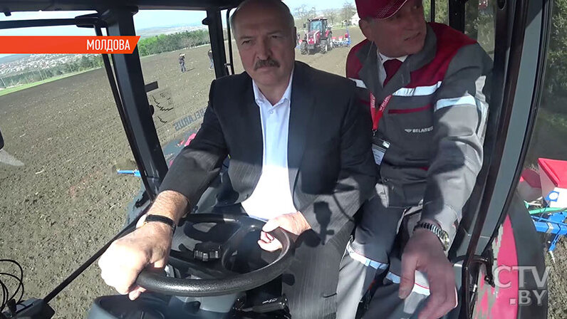 Лукашенко на тракторе фото