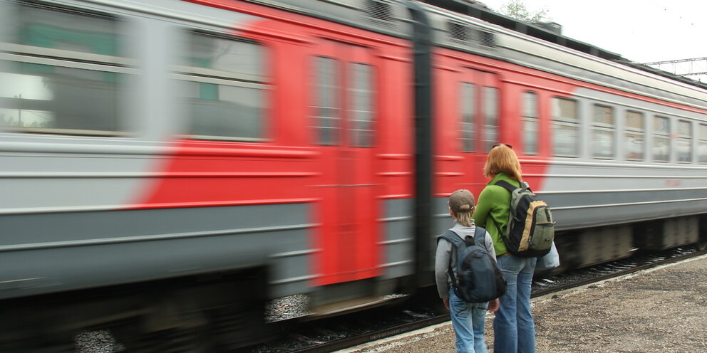 Почему остановились электрички. Электричка. Вагоны скорого поезда в Японии. Поезд Яуза авария