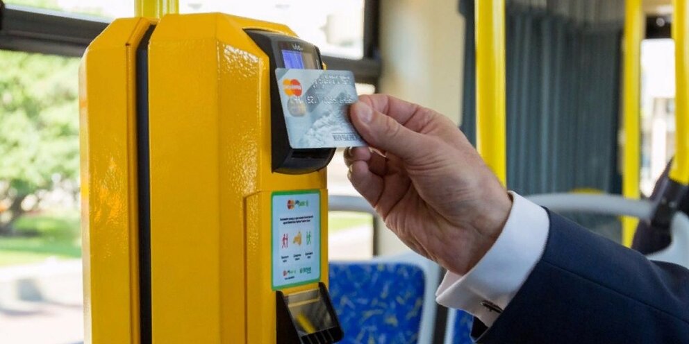 Работа оплата проезда. Терминал валидатор. Терминал в автобусе. Терминал оплаты в транспорте. Безналичная оплата в автобусах.
