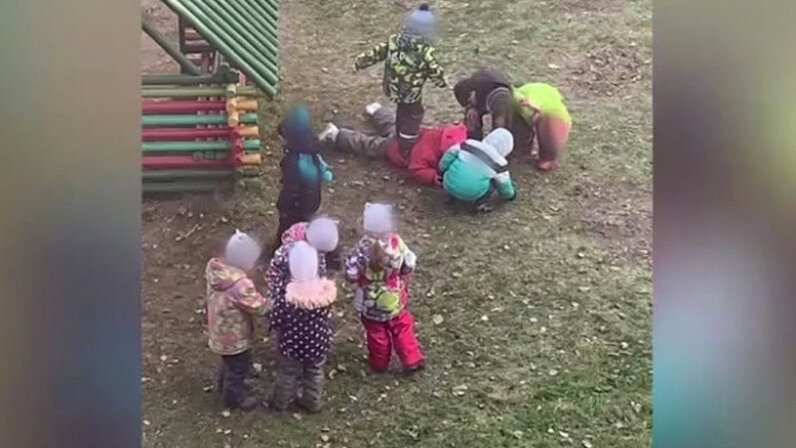 ШОК! В Новороссийске соседи обнаружили зверски избитого ребенка-маугли - YouTube