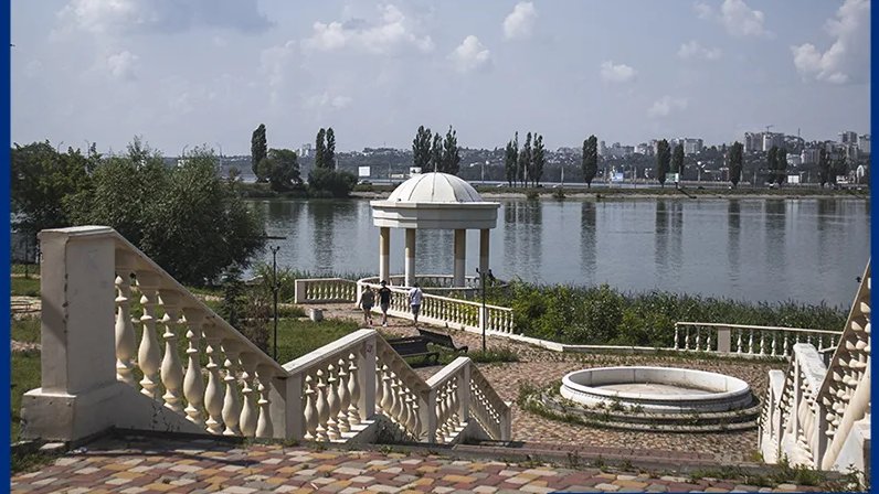 Воронеж набережные челны. Воронежское водохранилище набережная. Набережная 1 Воронеж беседка. Парк на набережной Воронеж. Ротонда на спортивной набережной Воронеж.