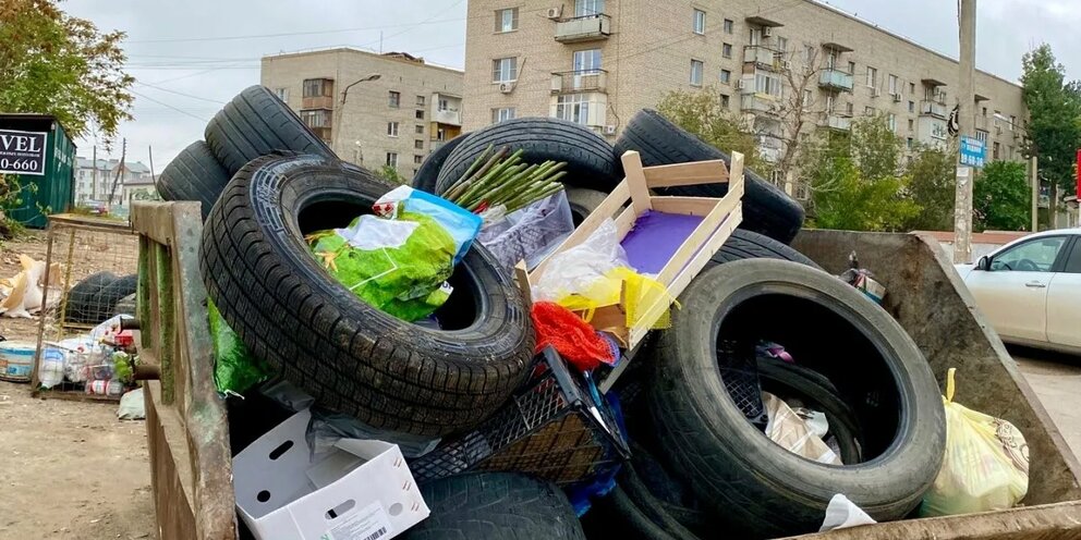 Завалена колесо. Шины выкинуты. Автопокрышкам не место на контейнерной площадке. Шины выкидывают в воду