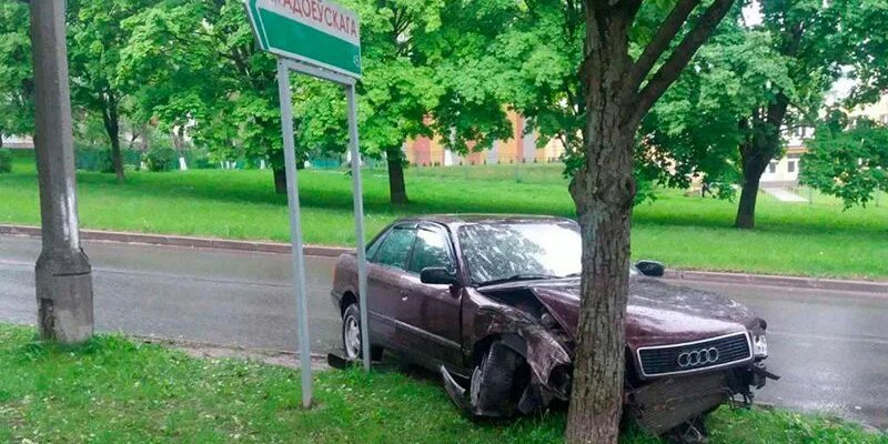 Красивая машина на в пушкине. Пушкин в машине. Пушкин в машине. Авторемонт в пушкине. Машина на перекрестке.