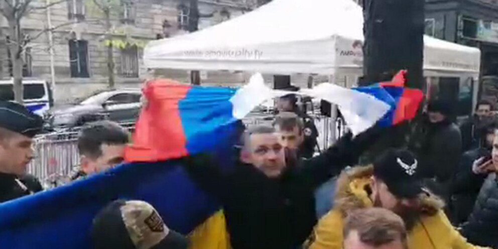 Украинцы топчут российский флаг. Толпа украинцев. Россия рвёт украинский флаг. Разорванный украинский флаг.