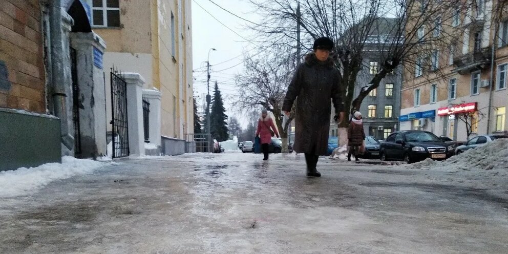 Скользкий тротуар. Гололед. Гололед в Москве. Гололед в городе. Скользко на улице Кирове.