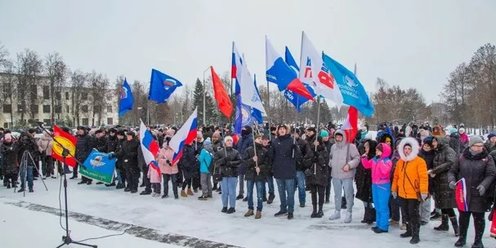 Митинг в поддержку референдума на манежки. Митинг в нижнем новгороде. Митинг в тамбове. Томские мобилизованные стихийный митинг. Москва люди.