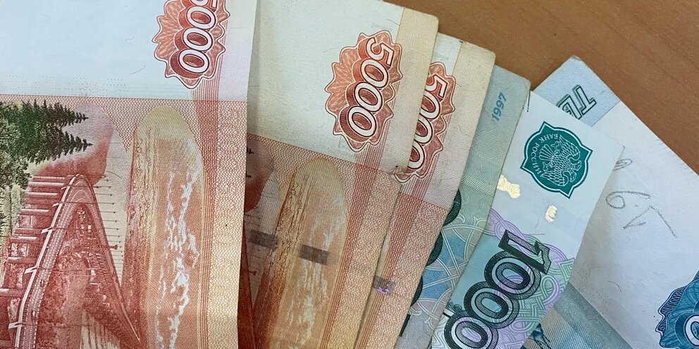 Деньги пенсии рубли. 15000 рублей в руках. Деньги крупными купюрами. Деньги в 2024 году. Рост зарплаты.