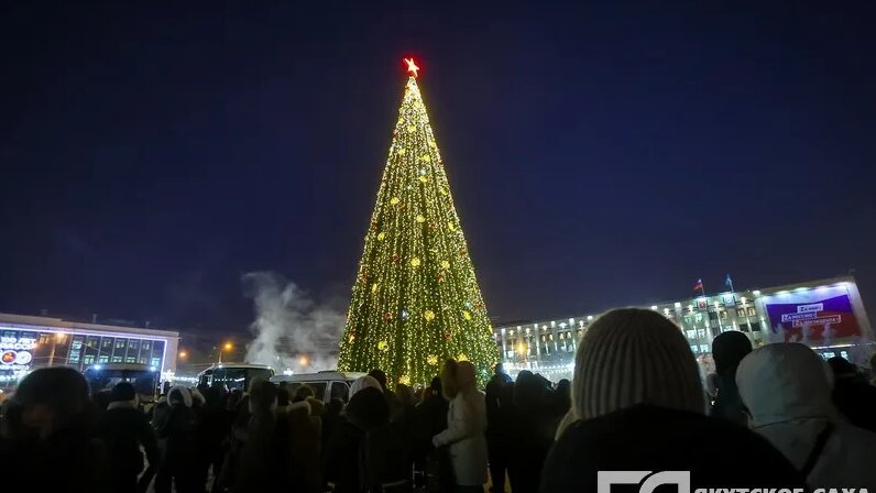 В Якутии зажгли первую новогоднюю елку в России