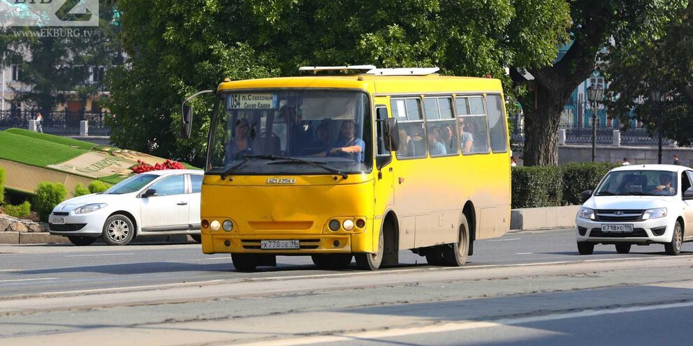 46 автобус екатеринбург остановки. Автобус Екатеринбург. Маршрутка Екатеринбург. 077 Маршрутка Екатеринбург. 077 Автобус Екатеринбург.