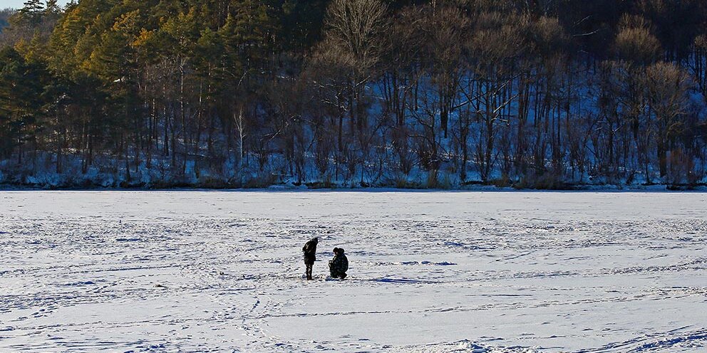 Лёд Белгородская область. Ячнево Белгород пруд зимой. Зимняя рыбалка Белгородская область водохранилище декабрь 2020. Зимняя рыбалка Белгородская область 2020 декабрь.