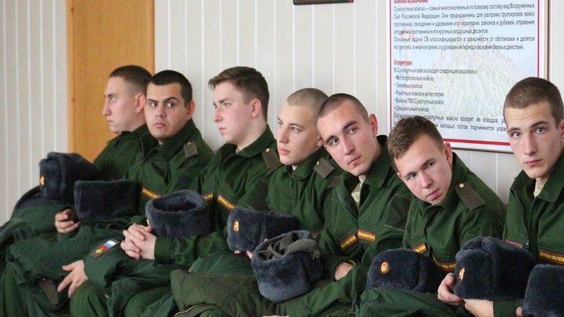 До какого числа осенний призыв. Солдат срочной службы. Призывники 90. Осенний призыв в армию даты. Осенний призыв в Оренбурге.