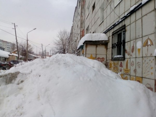 Неубранный снег во дворе. Сугробы во дворе. Снег во дворе. Наледь во дворе. Сугробы во дворах Ставрополь.