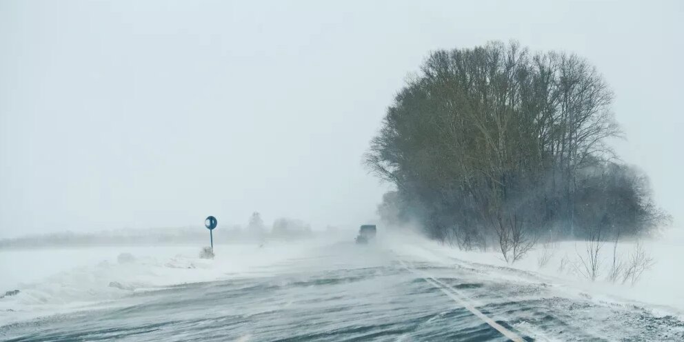 Трасс бийск. Позёмка на дороге. Метель на дороге. Метель на Алтае. Метель на дороге фото.