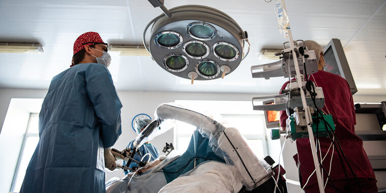 Можно идти в больницу. Можно идти в больницу. Медики прикольные. Девушка на каталке в больнице. Можно идти в больницу.