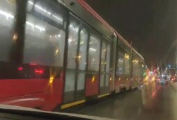 посадочная площадка трамвая на проезжей части. пешеходный переход через трамвайные пути. трамвайная остановка на проезжей части. перед пешеходным переходом водитель обязан. пешеход на нерегулируемом пешеходном переходе.