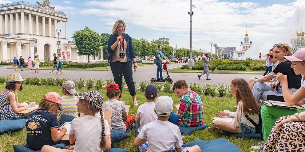 Туристы в москве. Экскурсовод. Туристы в москве. Пассажиры в аэропорту шереметьево. Регистрация туристов в москве.