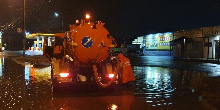 Чёрно белый дождь. Дождливый город через окно. А ночью дождя не будет. Спокойной ночи дождь. Ночь одиночество город.