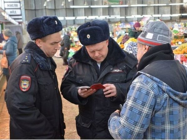 Мигранты и полиция. Рейд мигрант в москве. Контроль в сфере миграции. Миграционный надзор. Мигранты и полиция.