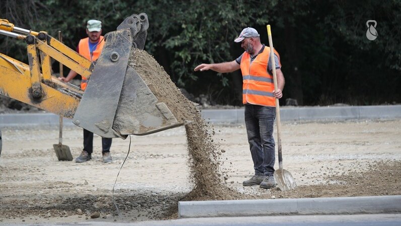 Ремонт дорог. Разметка дороги. Нанесение разметки на дорогу. Дорожный рабочий. Дорожники на дороге.