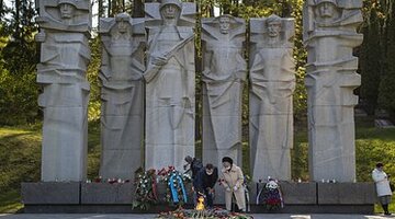 венки на вечном огне. вечный огонь сегодня. возложение цветов к вечному огню. вечный огонь сегодня. вечный огонь.