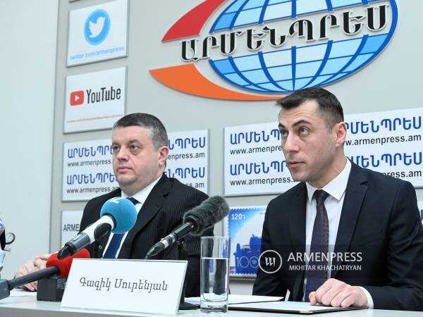 Директор зоопарка «сказочная дубрава» в новой каховке. В магазине продаётся офисная бумага. Андрей шило новосибирск директор зоопарка. Директор зоопарка рассказал сколько рублей в день. Новосибирский зоопарк дзен.