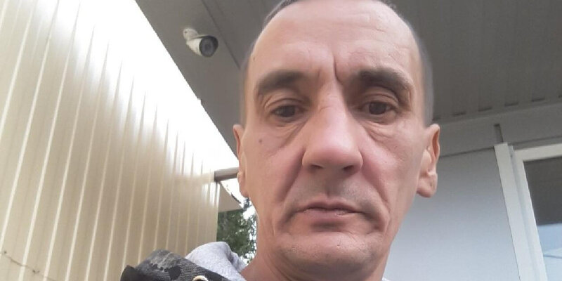 Люди на улице города. Женщина идет по улице. Почему люди идут на свои. Зачем человеку общение кратко. Человек спешит.