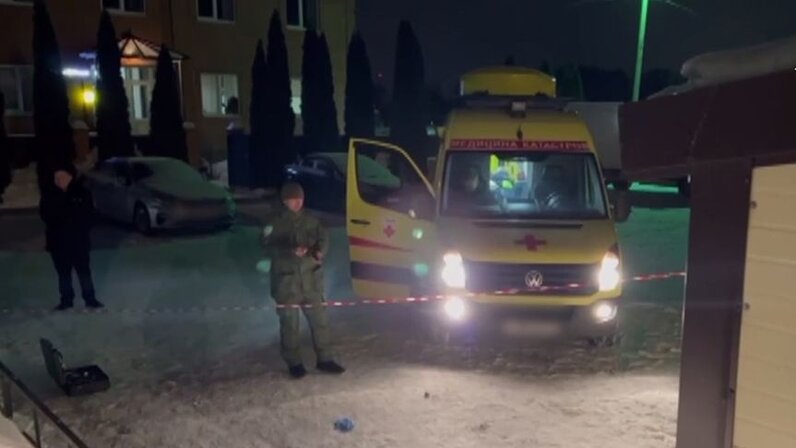 под звездным небом. влюбленные под звездами. фотосессия в ночном городе. девушка звезда. двое влюбленных под луной.