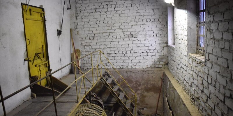 петралюм перегородки. двухмаршевые лестницы на второй этаж в частном доме. двухмаршевая лестница с площадкой в частном доме. помещение между двумя. интерьер технического помещения.