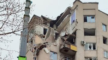 Сталь подвергается коррозии. Разрушение горы под действием ветра. Под разрушить. Разрушение структуры белка. Разрушенный жилой дом.