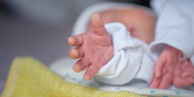 Пять детей родились. Близнецы дети. Новорожденные двойняшки в роддоме. Рождение пятерых близнецов. Актриса у которой дети двойняшки.