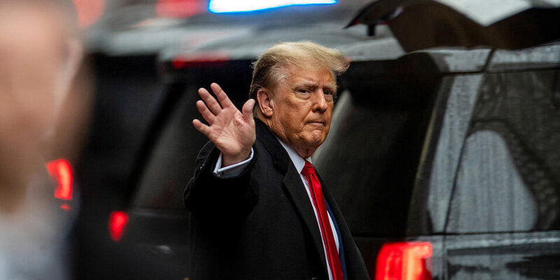 Рука окей. Жест улица. Девушка машет рукой в камеру. Крыша многоэтажки. Машет рукой.