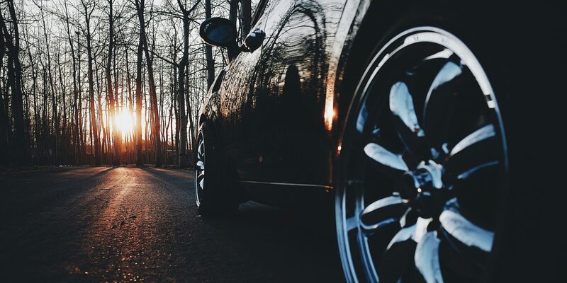 зимняя резина. когда менять резину в 2024 году. колесо легкового автомобиля. поменяй резину. как понять что зимнюю резину надо менять.