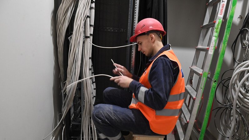 мотивация сотрудников. качеством и надежностью в работе. качеством и надежностью в работе. контролер отдела технического контроля. счастливые люди в офисе.