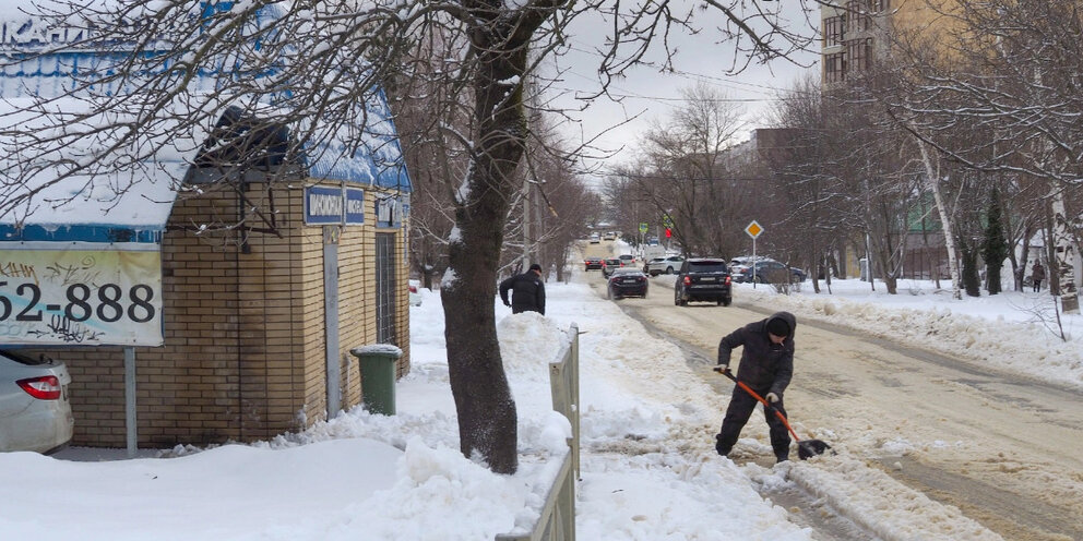влюбленные в снегу. двое под снегопадом. романтичная зима. снег шел рядом. снег любовь.