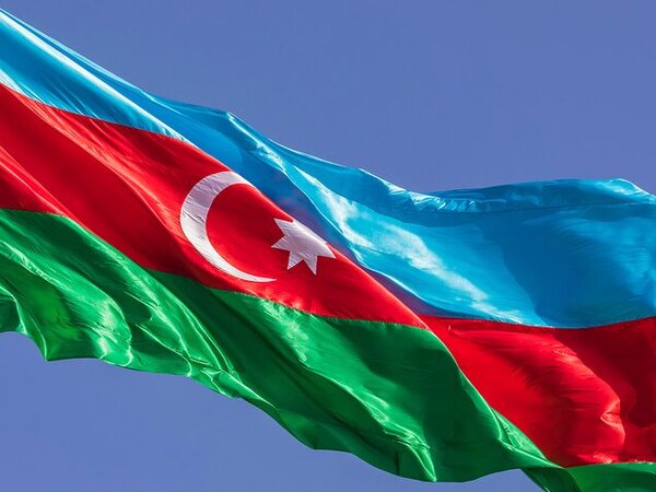 Азербайджан потребовал. Флаг Азербайджана. Май в Азербайджане. Флаг Азербайджана на ветру. Флаг Турции и Азербайджана.