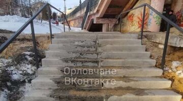 городская лестница. мостик со ступеньками. высокая лестница. перильное ограждение из композитных материалов. лестница на мосте бетанкур.