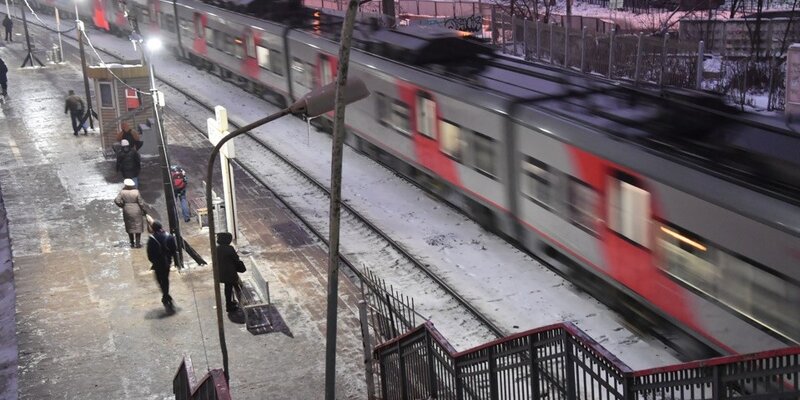 опоздал на поезд. успеть на поезд. человек опаздывает на поезд. пассажир отстал от поезда. опоздание ржд.