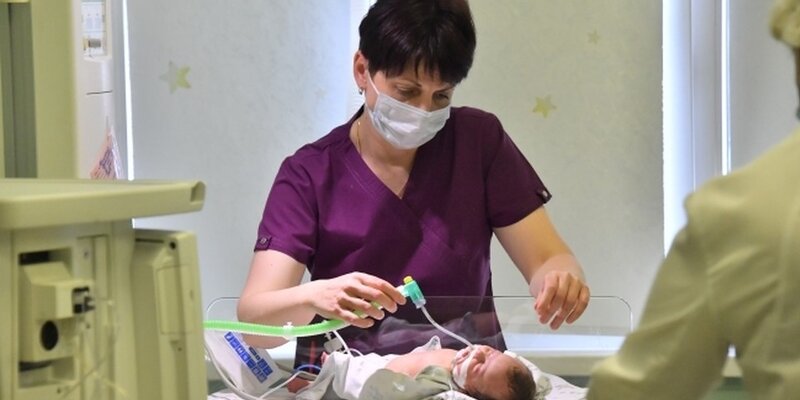 Женщина родила тройняшек. Тройня в питере родилась. Тройняшки модели. Тройня взрослые. Женщина родила тройняшек.