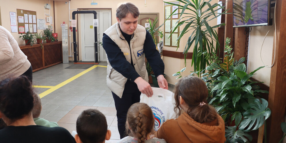 Консультирование пожилых. Брошюра по социальной работе. Консультирование семьи. Социальная консультация населению. Пенсионер в офисе.